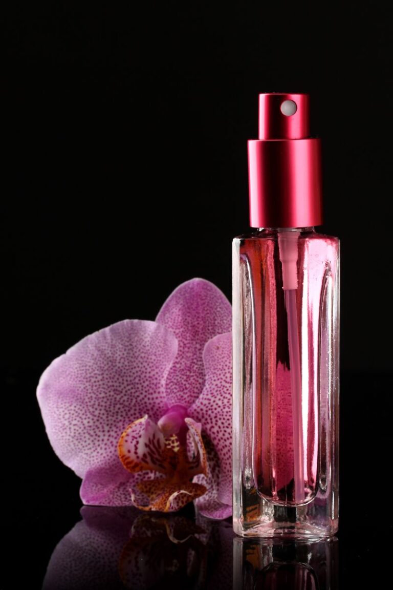 un flacon rose et une fleur de lys